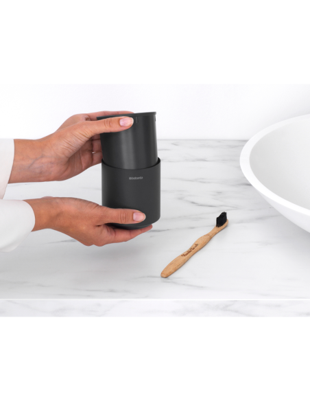 Dantų šepetėlių indelis Brabantia Mindset - juoda
