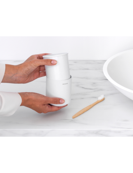 Dantų šepetėlių indelis Brabantia Mindset - balta